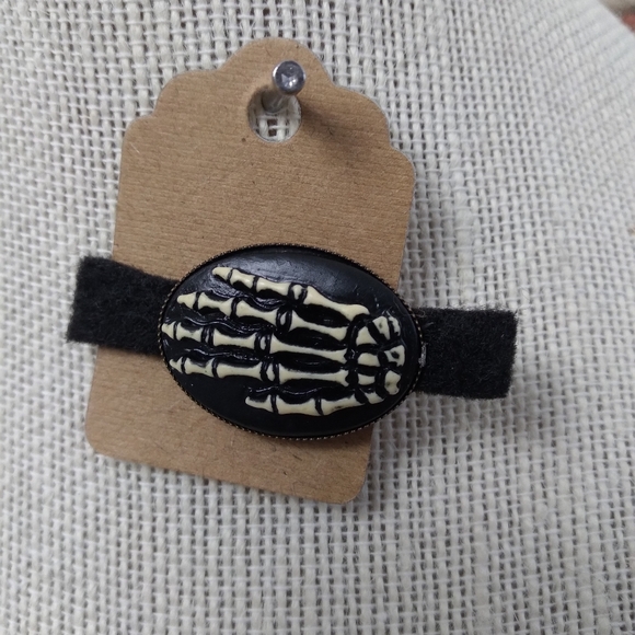 Accessories - Skeleton hand hair clip